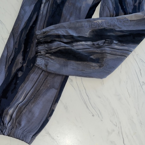Calvin Klein Standard Logo Printed Joggers Marbled Blue sweatpants new nwt L - Picture 4 of 8